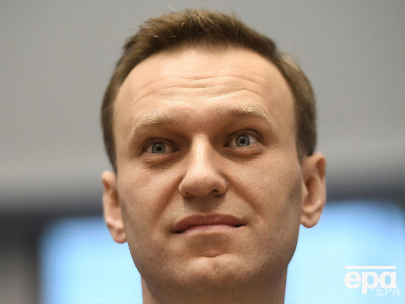 В 2014 году Навальный заявил, что&nbsp;Крым &ndash; это не бутерброд с колбасой, "чтобы его возвращать туда-сюда"