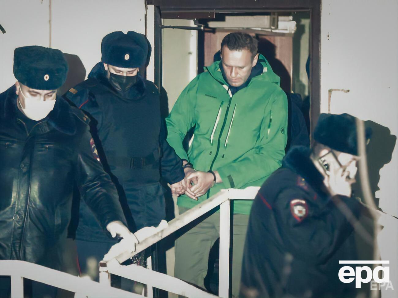 Навальный (второй справа) сейчас находится под арестом в РФ