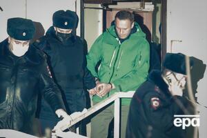 Навальный (второй справа) сейчас находится под арестом в РФ