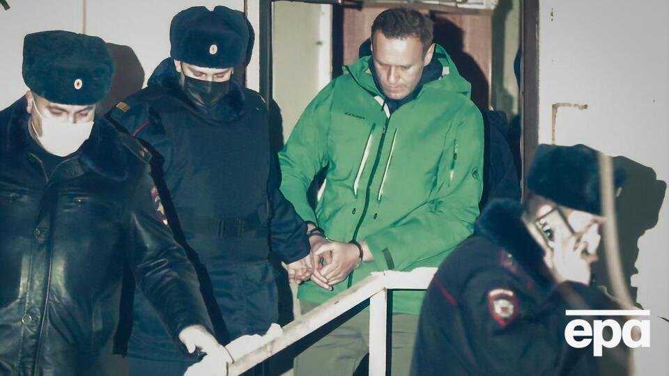 Навальный (второй справа) сейчас находится под арестом в РФ