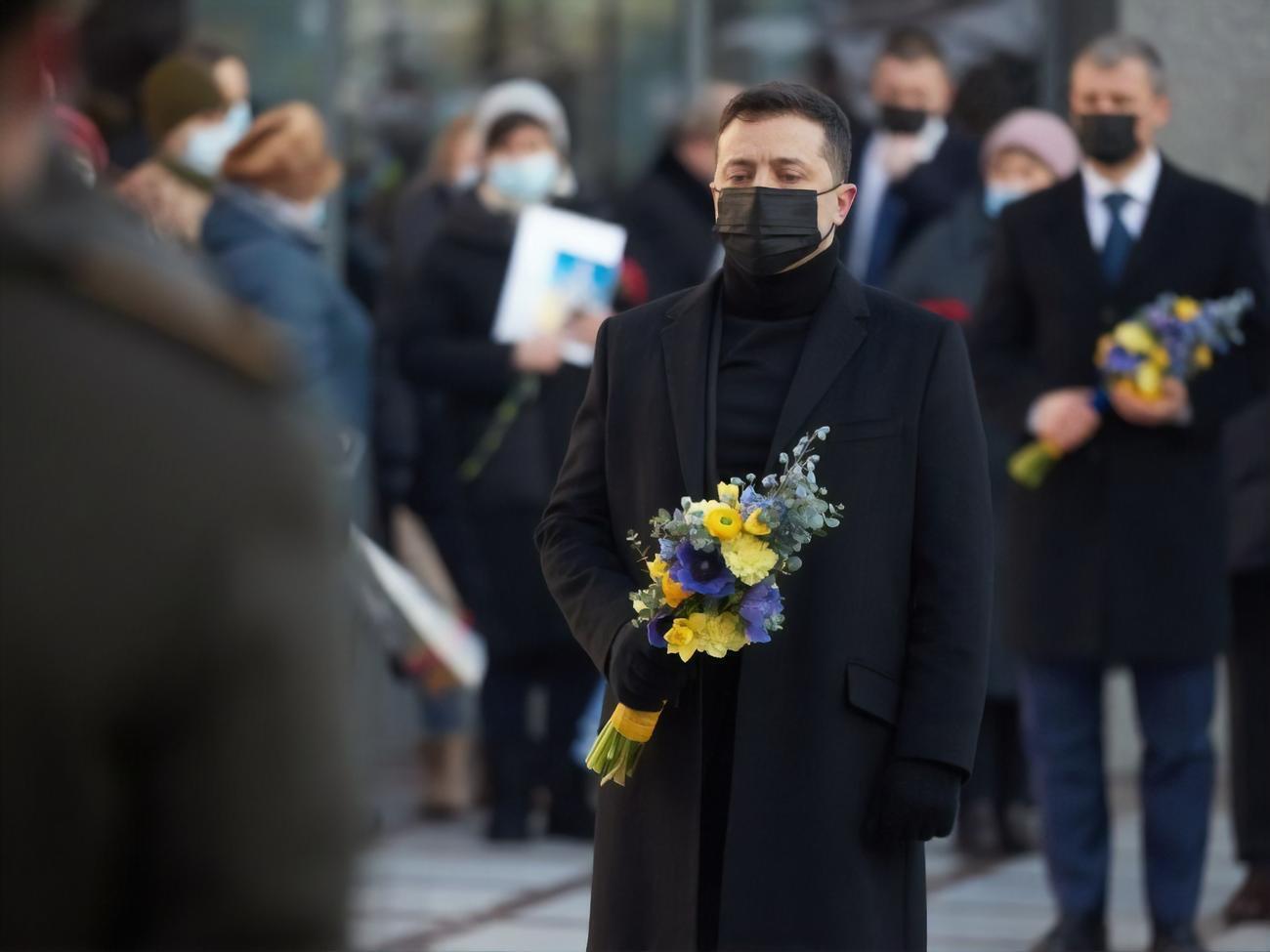 Зеленський поклав квіти до пам'ятного дзвону і поспілкувався з родичами загиблих