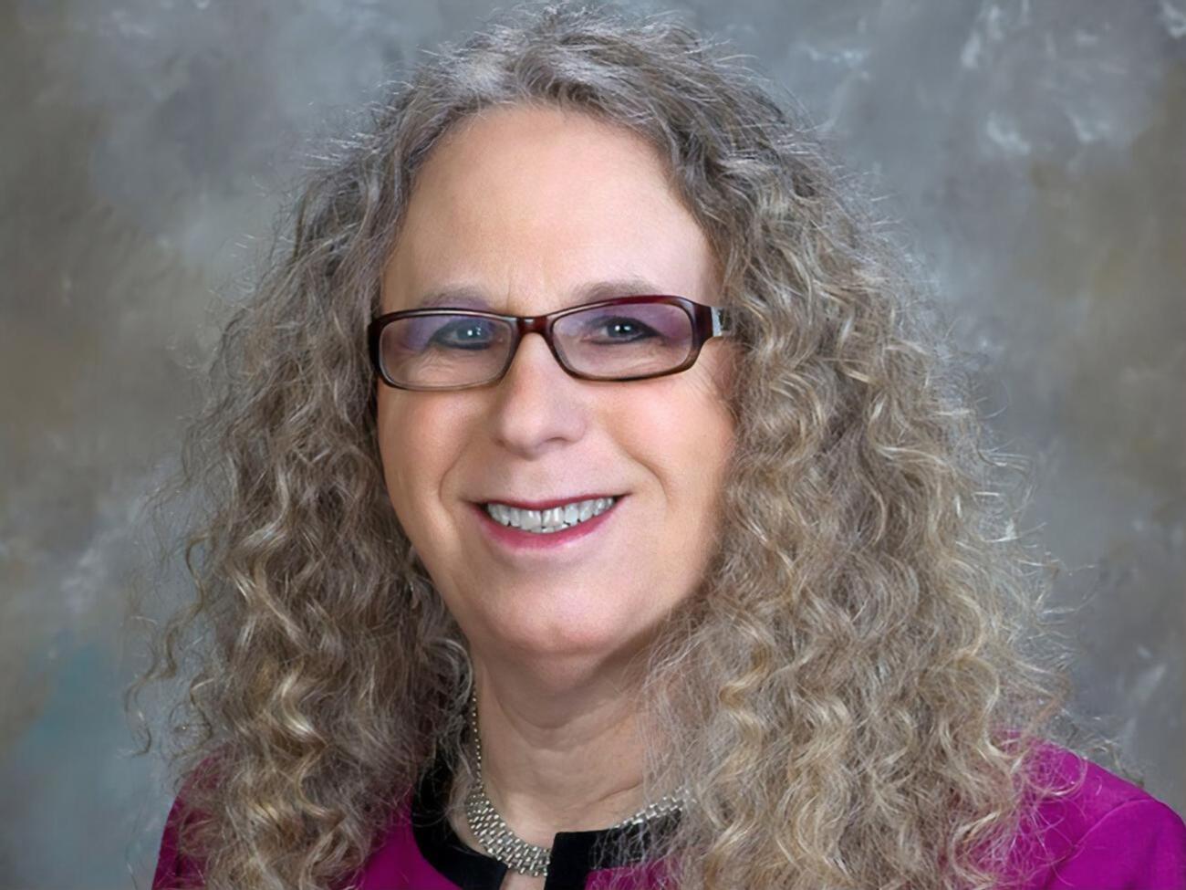 Левайн окончила Гарвардский колледж и медицинскую школу Университета Тулэйн