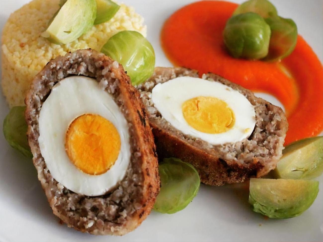 Яйця по-шотландськи можна подавати як основну страву