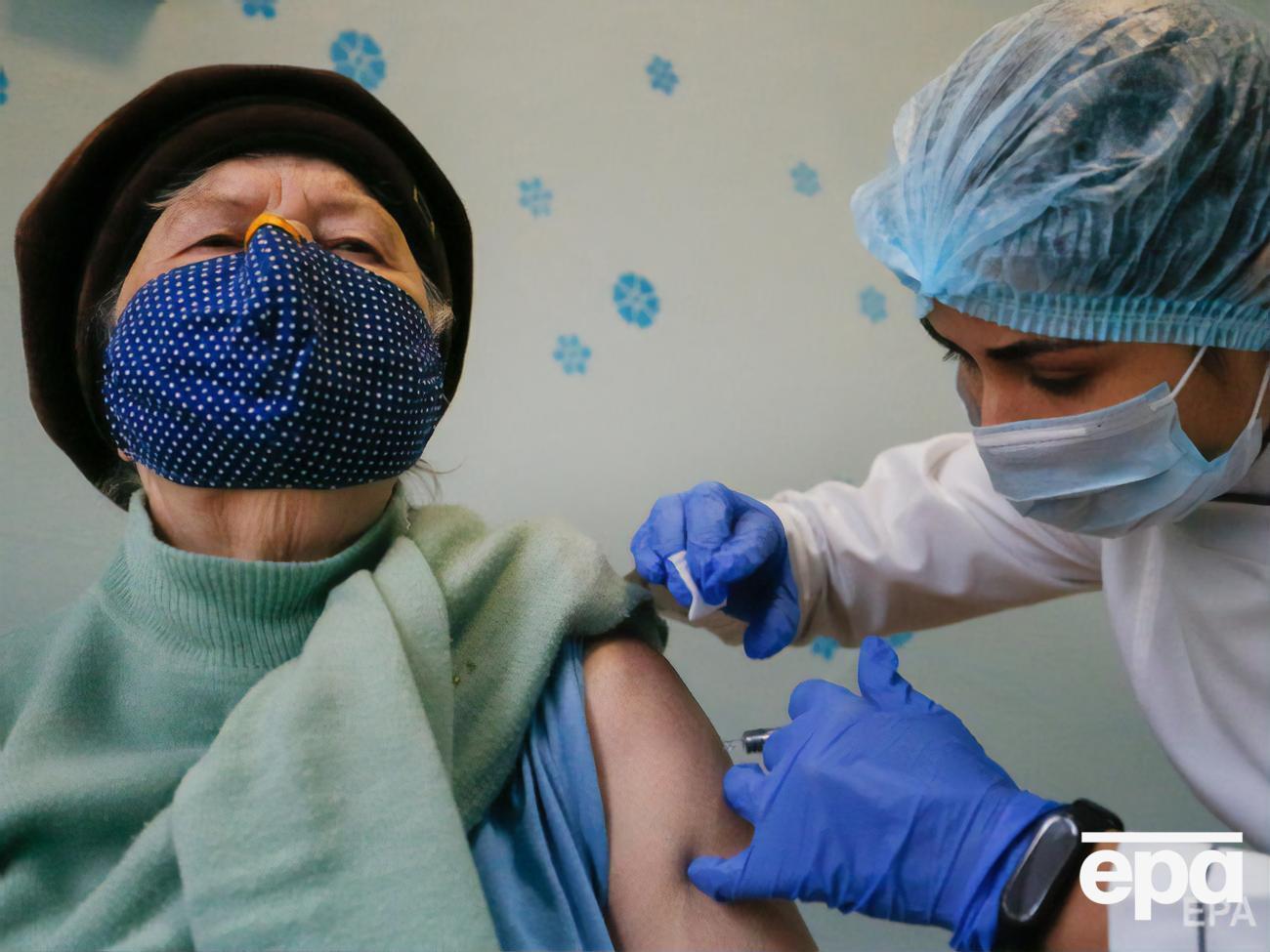 По данным социсследования, 52% украинцев высказались против прививки от COVID-19 даже бесплатной вакциной