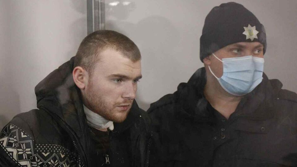 Во время суда Тарасов (слева) пытался перерезать себе горло