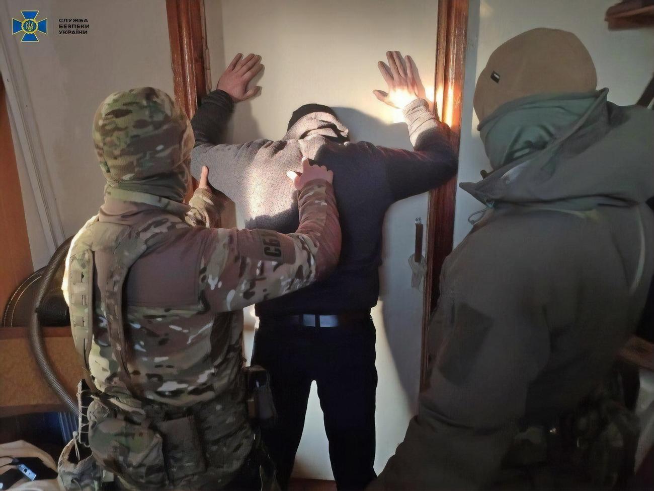 Готовое оружие мужчина продавал через личные связи, в том числе представителям криминальных кругов, отметили в СБУ