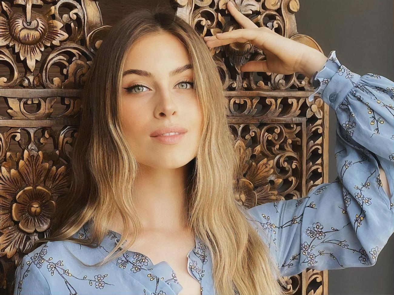 София Евдокименко репетирует новую песню