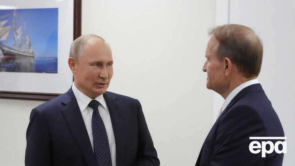 Медведчук (справа) является кумом президента РФ Владимира Путина