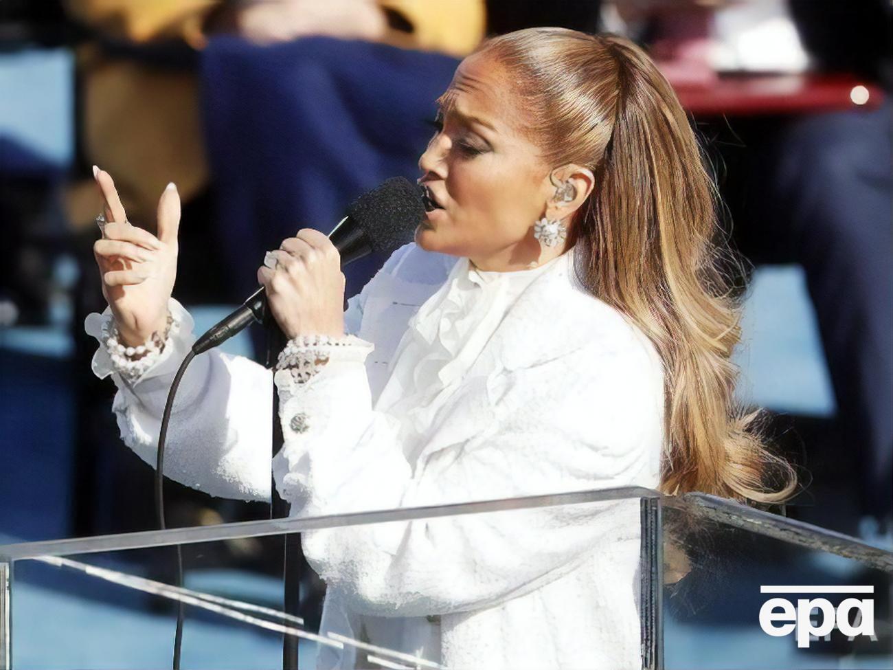 Белоснежный наряд Лопес является данью женщинам, которые боролись за свои избирательные права