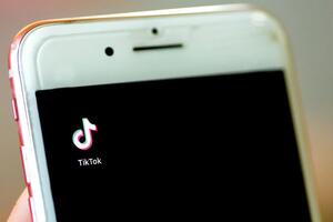 Роскомнадзор заявил, что в TikTok призывают несовершеннолетних к участию в незаконных протестах