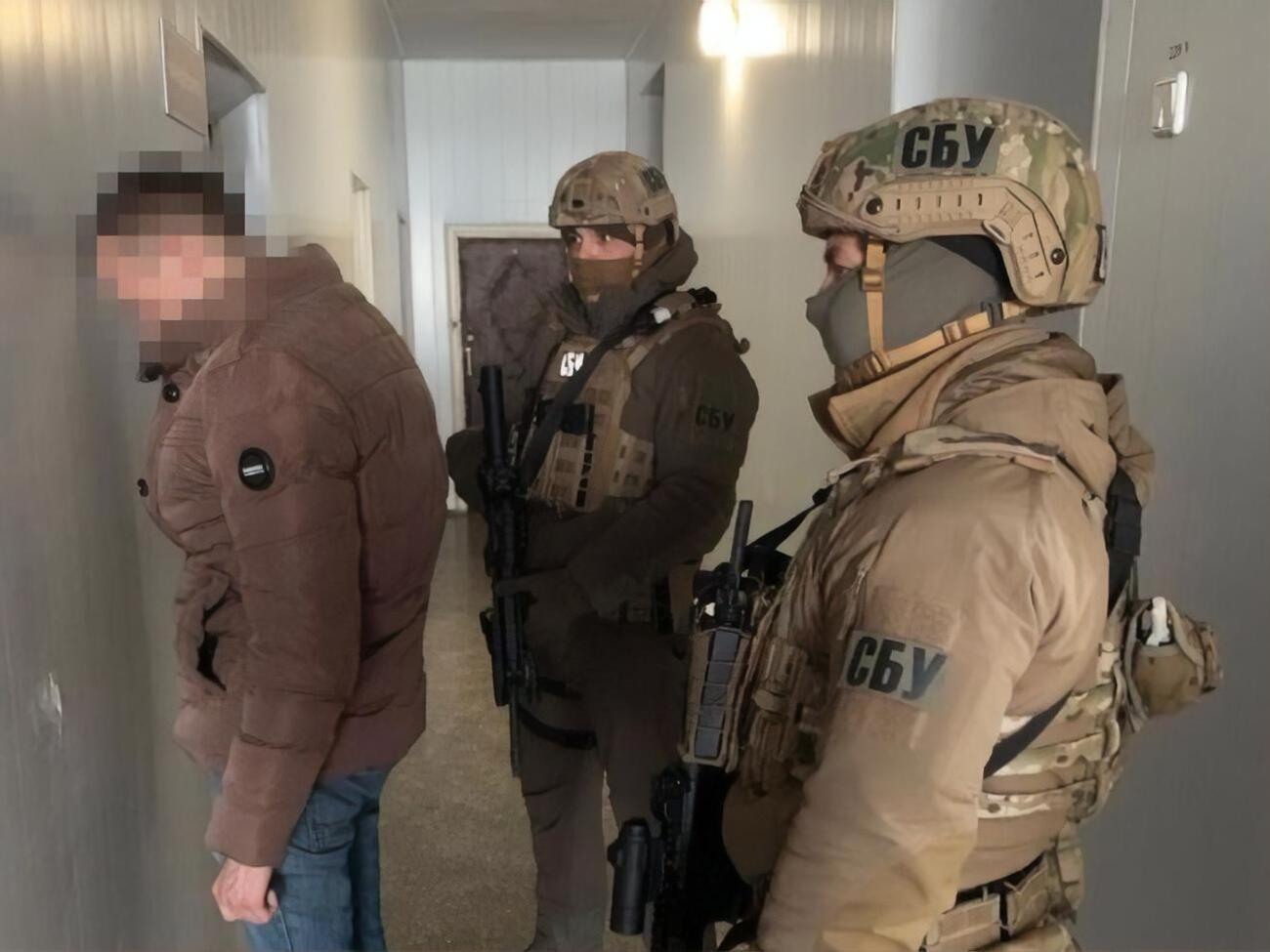 Задержанный дает следователям СБУ информацию о перемещении военной техники из России в ОРЛО