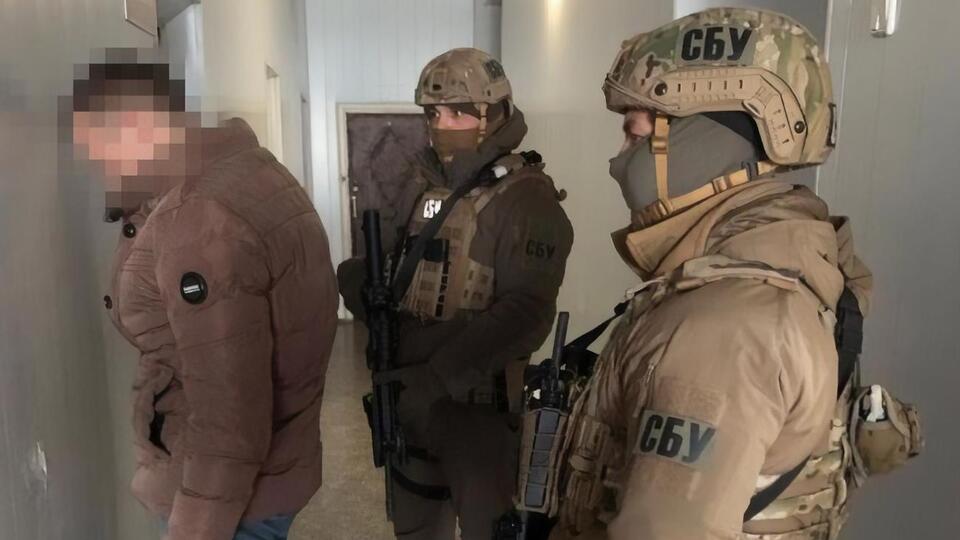 Задержанный дает следователям СБУ информацию о перемещении военной техники из России в ОРЛО