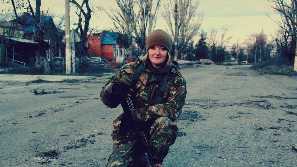 Котеленец воевала в составе ДУК "Правый сектор" и "Украинской добровольческой армии" на Донбассе в 2015–2016 годах