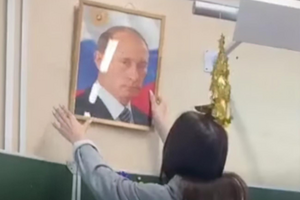 Российские школьники снимают со стен портреты Путина