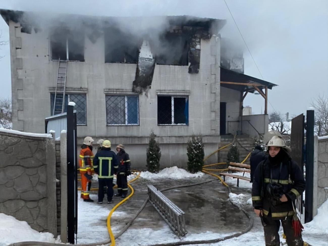 Урятували з будівлі, що палала, дев'ятьох людей