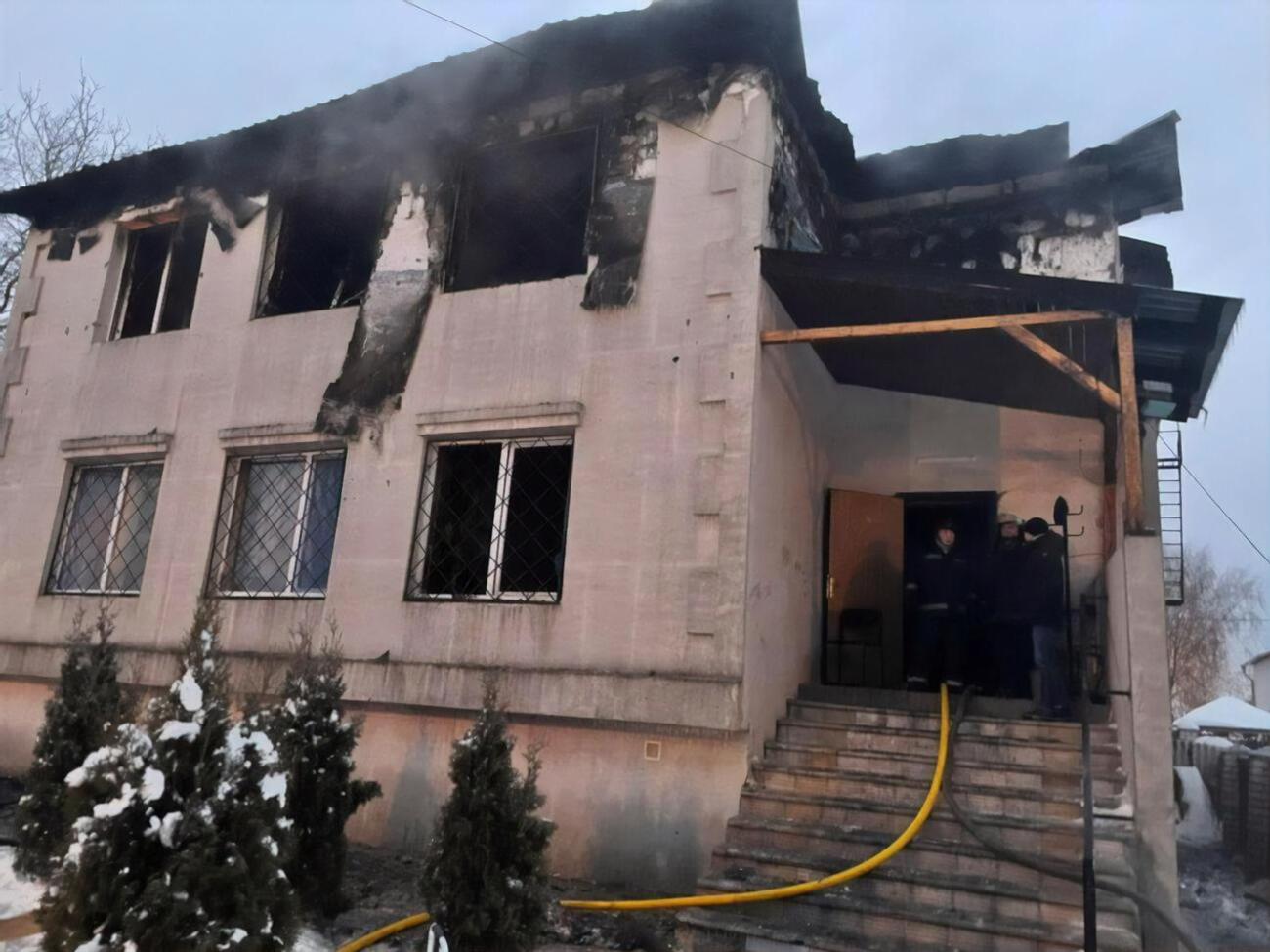 Возгорание началось в 15.03 в двухэтажном жилом доме, переоборудованном под дом престарелых