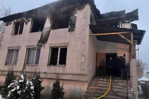 Загоряння почалося о 15.03 у двоповерховому житловому будинку, переобладнаному під будинок для людей похилого віку
