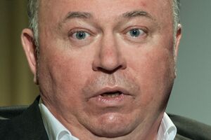 Караулов: Там не просто история – там любовь. Причем любовь такая, что Быстрицкая хотела, чтобы они поехали в какую-то из стран, где регистрируют браки