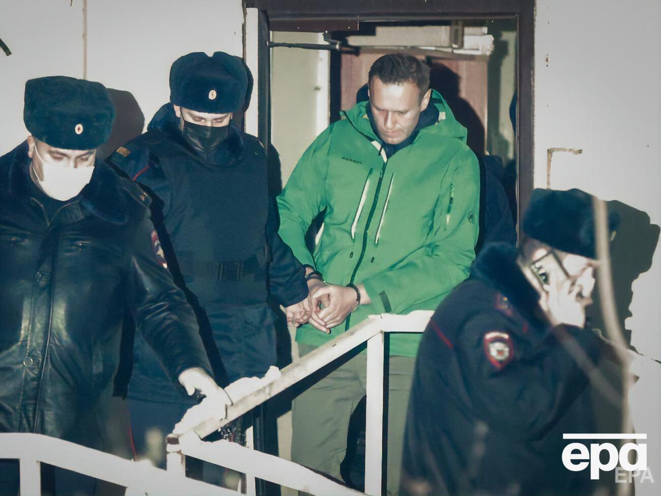 Навальный (второй справа) сейчас в СИЗО