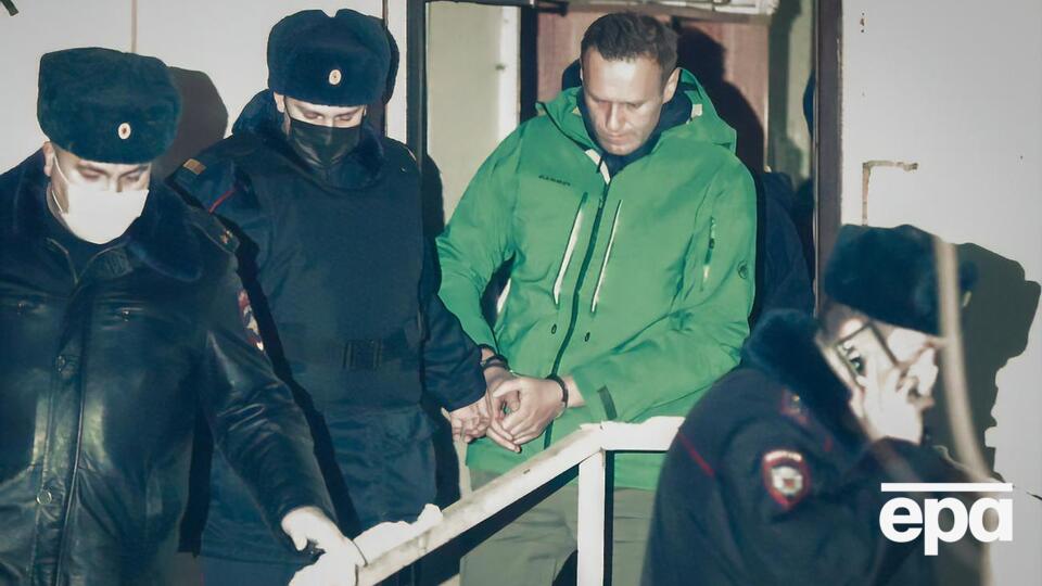 Навальный (второй справа) сейчас в СИЗО