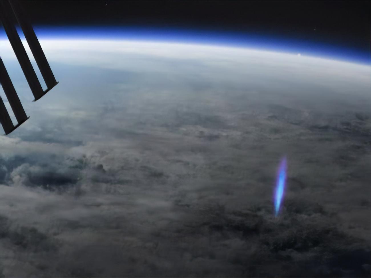 Такие молнии появляются в грозовых облаках и могут достигать 50 км в длину