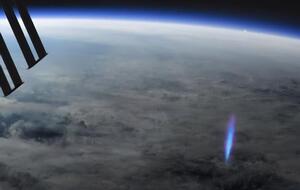 Такие молнии появляются в грозовых облаках и могут достигать 50 км в длину