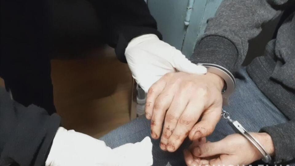 Мужчину заметили прохожие, когда он, окровавленный и с головой отца в руке, курил на улице
