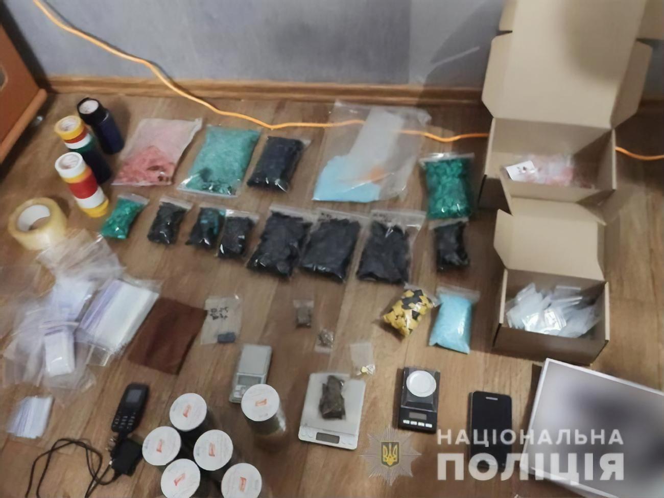 Поліція вилучила під час обшуку наркотичні речовини, мобільні телефони, фасувальні матеріали та електронні ваги