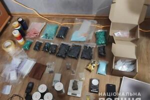 Поліція вилучила під час обшуку наркотичні речовини, мобільні телефони, фасувальні матеріали та електронні ваги