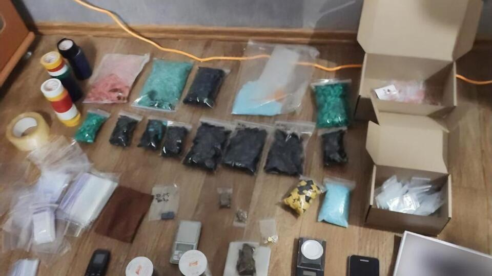 Поліція вилучила під час обшуку наркотичні речовини, мобільні телефони, фасувальні матеріали та електронні ваги