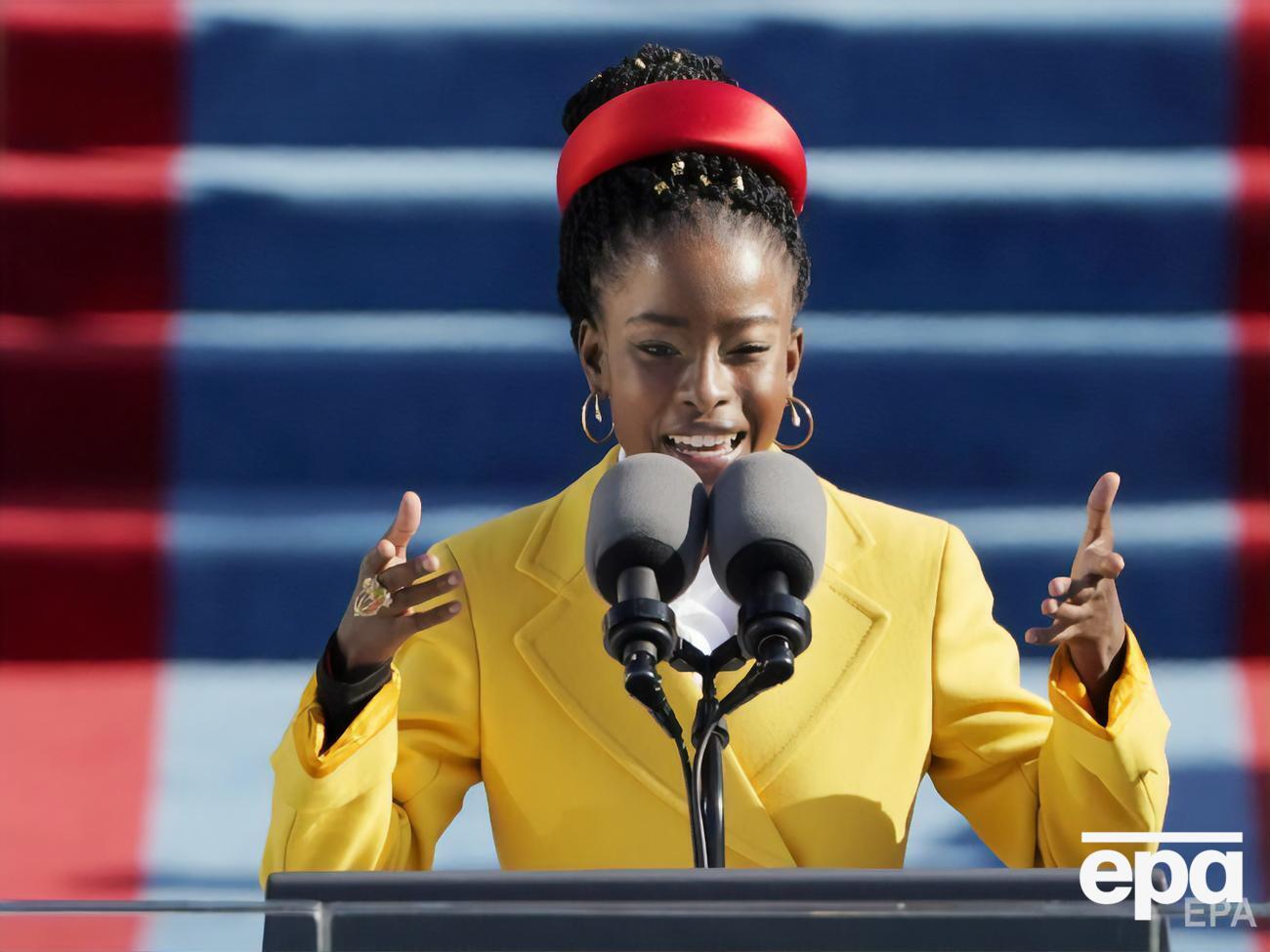 Горман вышла на сцену в желтом пальто и ободке Prada