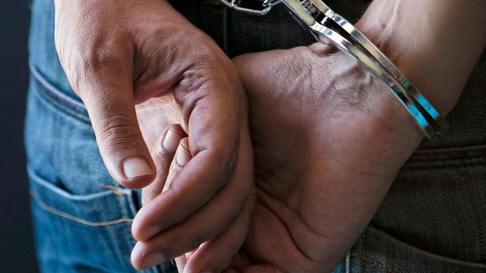 Двух государственных исполнителей задержали