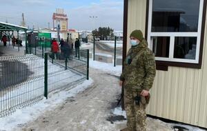 Наибольшее количество пересечений линии разграничения на Донбассе украинские пограничники фиксируют на КПВВ "Станица Луганская"