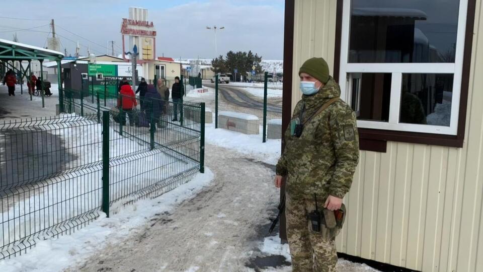 Найбільшу кількість перетинів лінії розмежування на Донбасі українські прикордонники фіксують на КПВВ "Станиця Луганська"