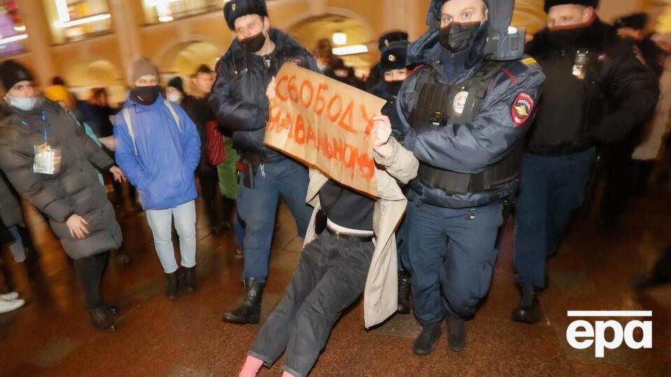 Навальний у день свого арешту закликав прибічників виходити на протести