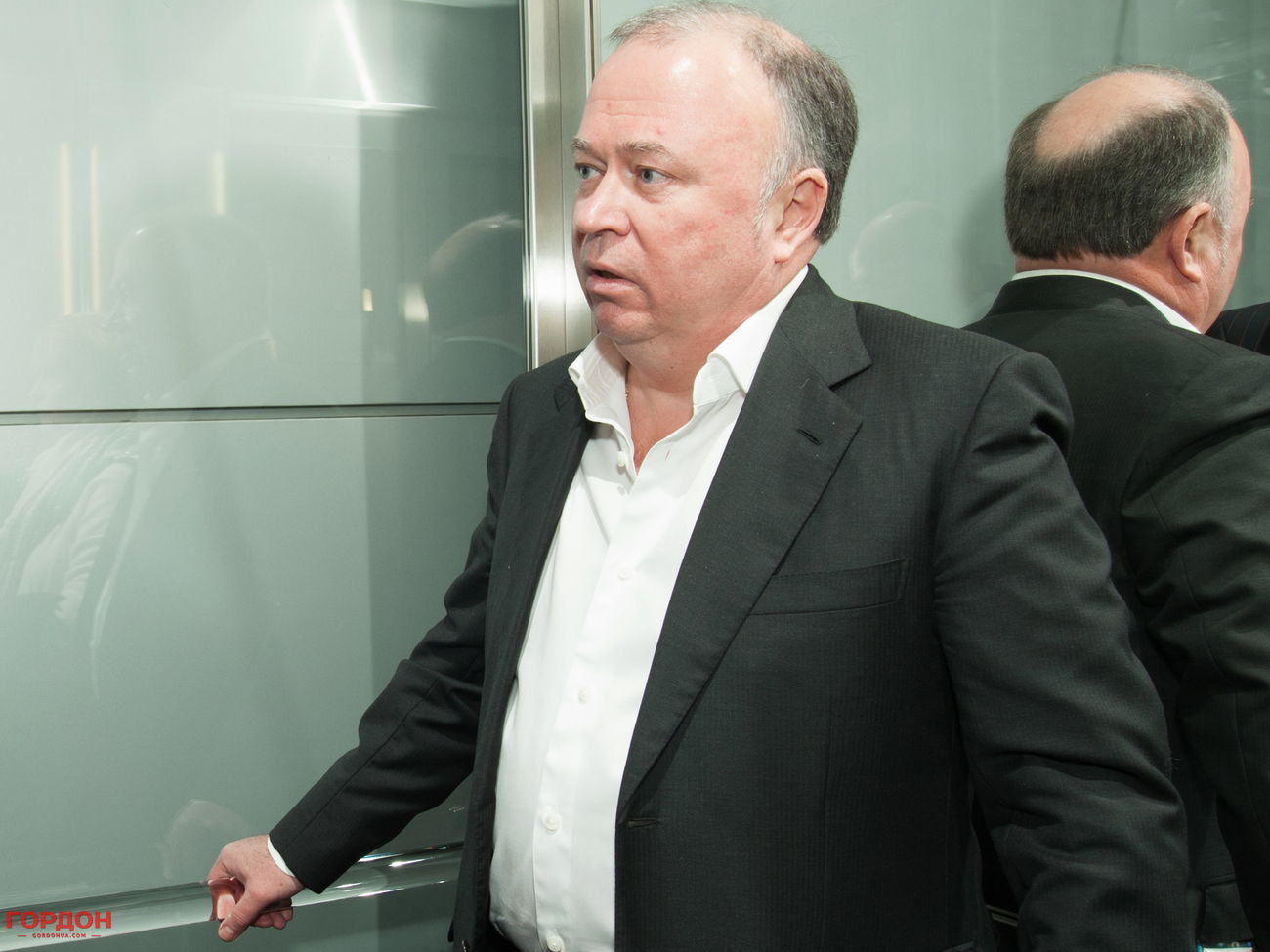 Караулов стверджує, що йому "валізами" приносили архівні матеріали