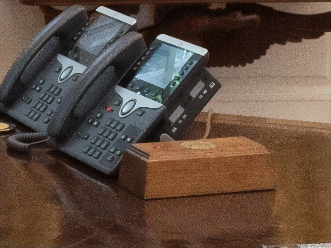 По данным журналистов, Трамп установил красную кнопку для вызова дворецкого, поскольку диетическая&nbsp;Coca-Cola&nbsp;&ndash; его любимый напиток