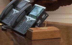 По данным журналистов, Трамп установил красную кнопку для вызова дворецкого, поскольку диетическая Coca-Cola – его любимый напиток