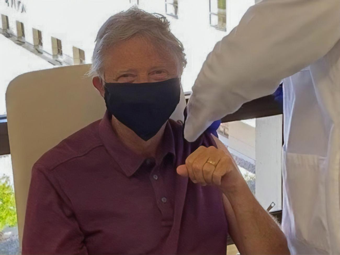 Гейтс отметил, что получил право на прививку благодаря возрасту