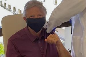 Гейтс отметил, что получил право на прививку благодаря возрасту
