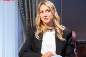 Нікітюк: Якось я не встигла щось продати. І бачу – підходять, кажуть: "Дівчинко, почім яблучка?" Я підводжу очі: "Для вас, мамо, безплатно". Мамі було трохи некомфортно