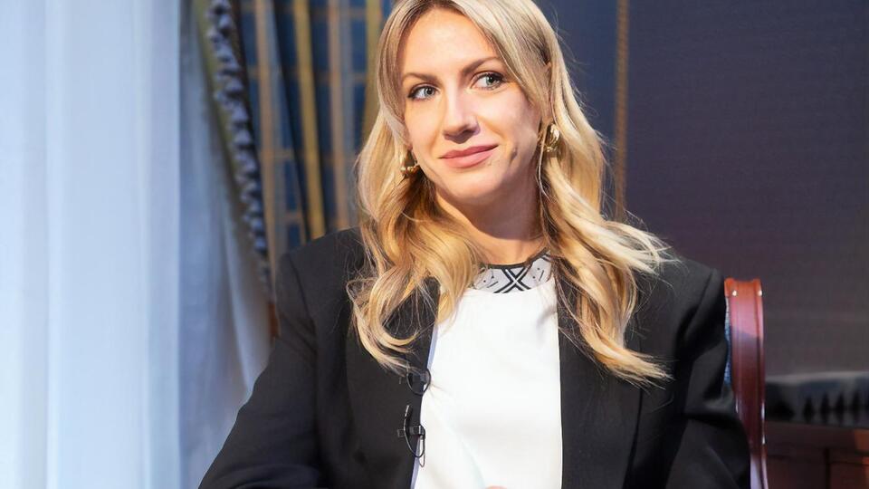 Нікітюк: Якось я не встигла щось продати. І бачу – підходять, кажуть: "Дівчинко, почім яблучка?" Я підводжу очі: "Для вас, мамо, безплатно". Мамі було трохи некомфортно
