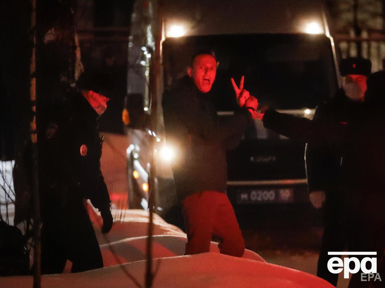 Навальный сейчас под арестом