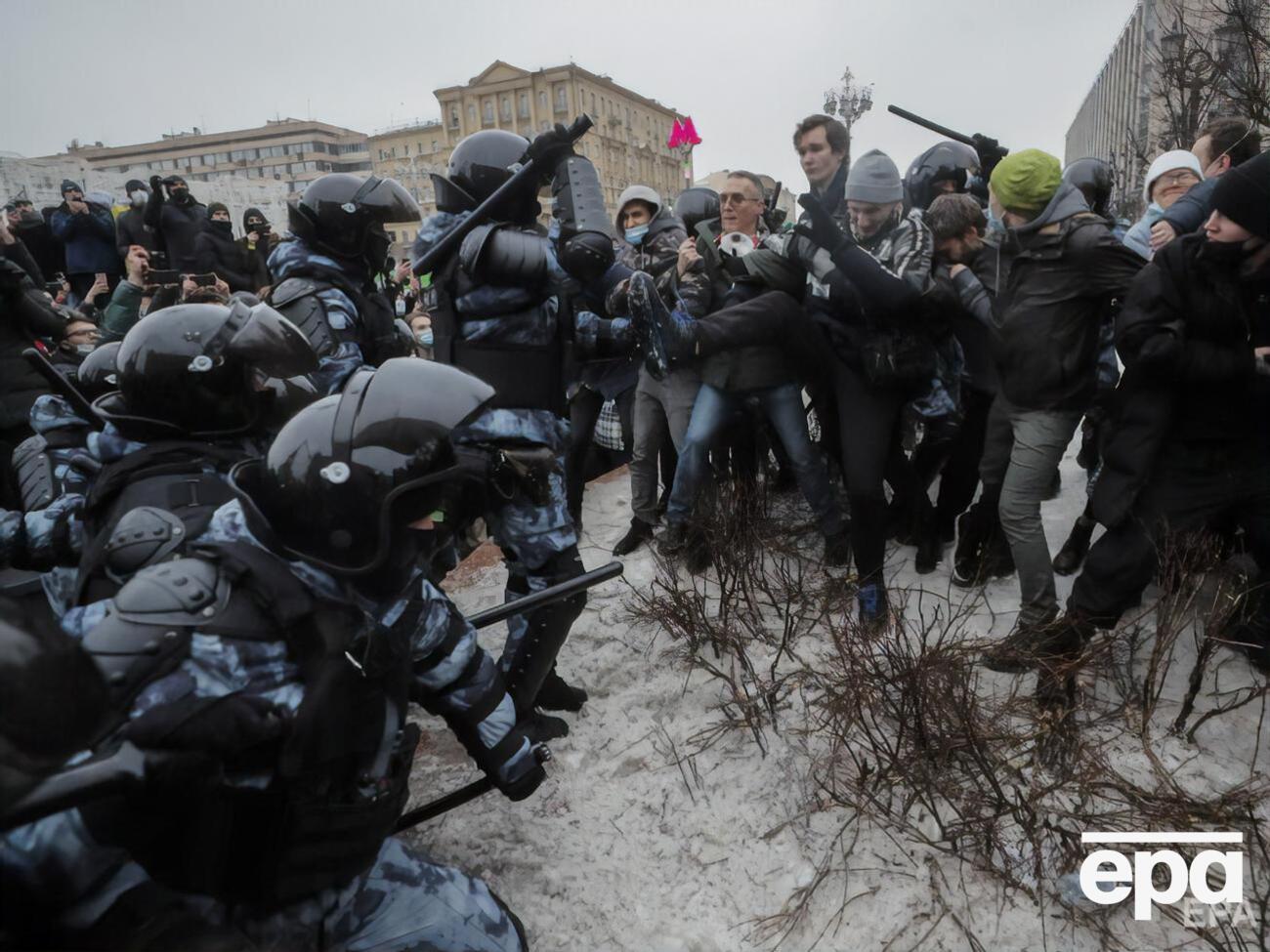 Силовики б'ють протестувальників у Москві