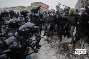 Силовики избивают протестующих в Москве