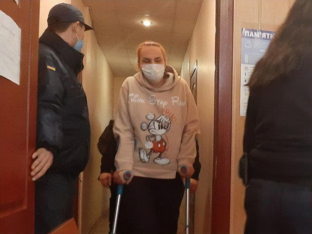 Ольга Кравченко передвигается на костылях