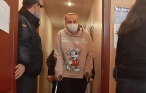 Ольга Кравченко пересувається на милицях