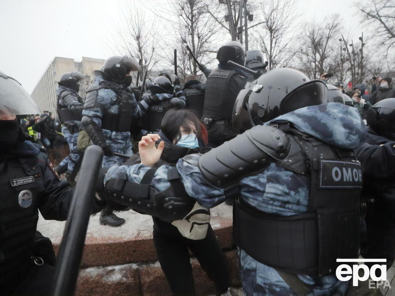 Силовики жорстко затримують учасників протесту