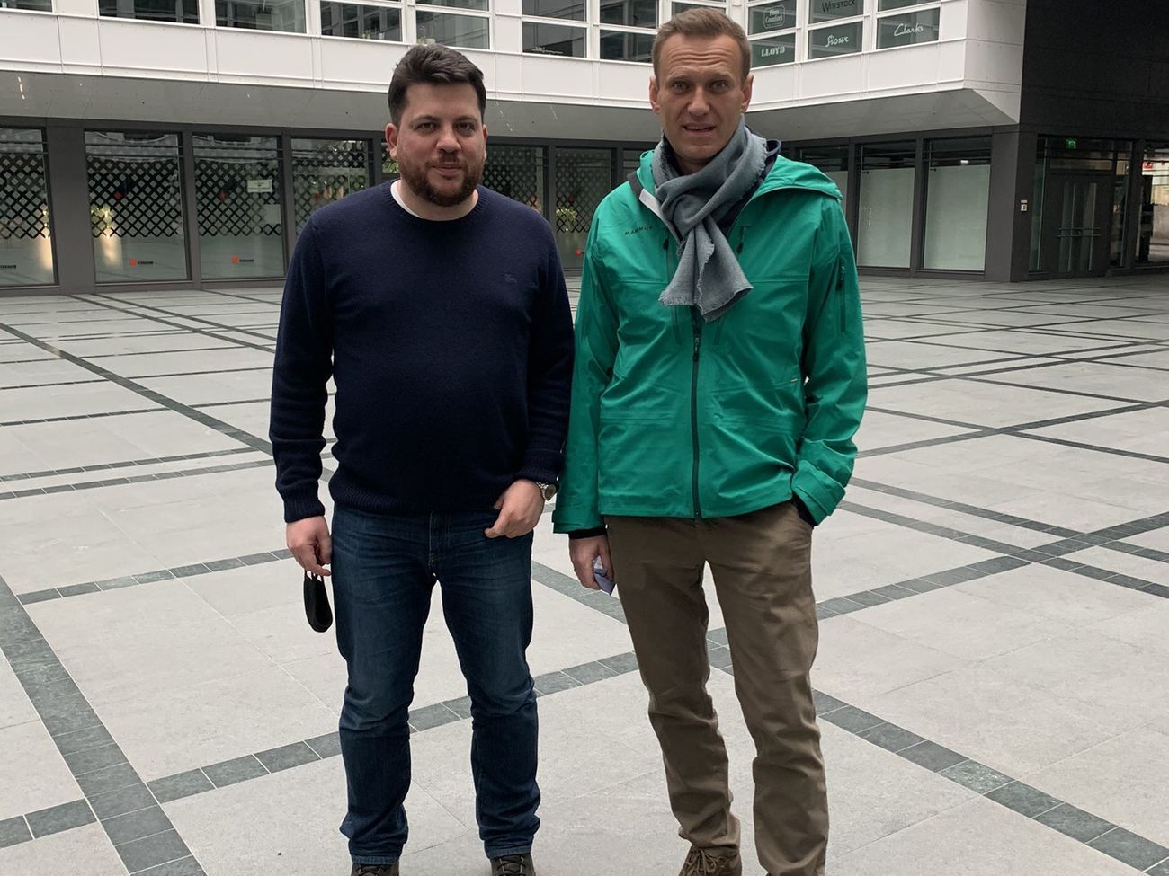 Волков (на фото ліворуч) анонсував нові протести на підтримку опозиціонера