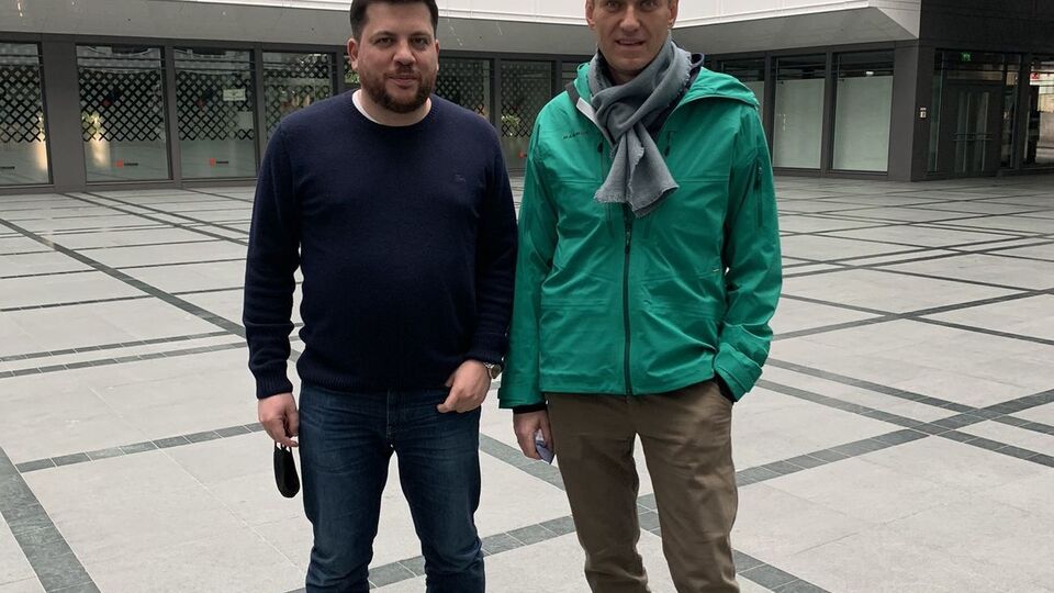 Волков (на фото слева) анонсировал новые протесты в поддержку оппозиционера